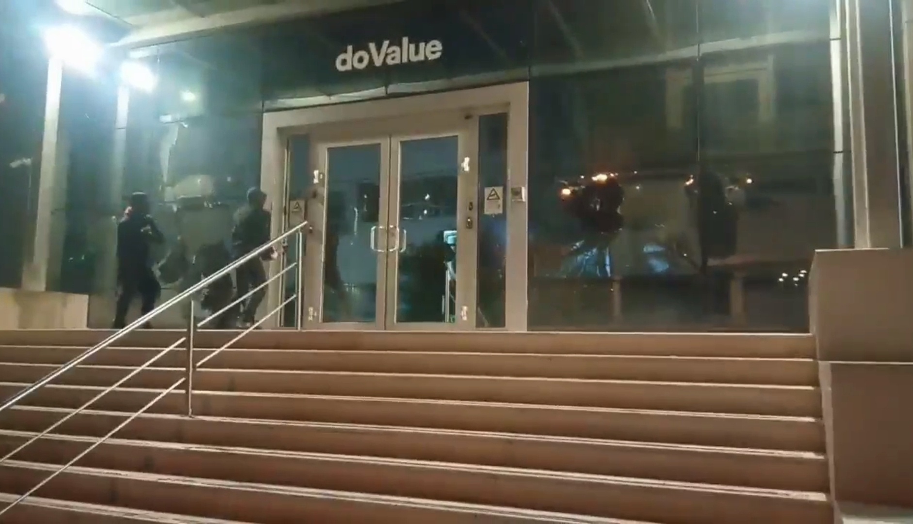 Ρουβίκωνας: Παρέμβαση στα γραφεία της DoValue στο Μοσχάτο