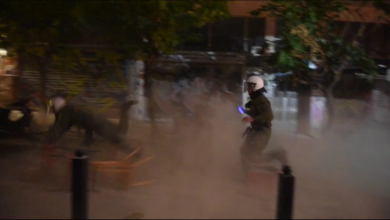 Βίντεο από την πορεία και τις συγκρούσεις στα Εξάρχεια για την δολοφονική επίθεση στον 16χρονο Κώστα Φραγκούλη