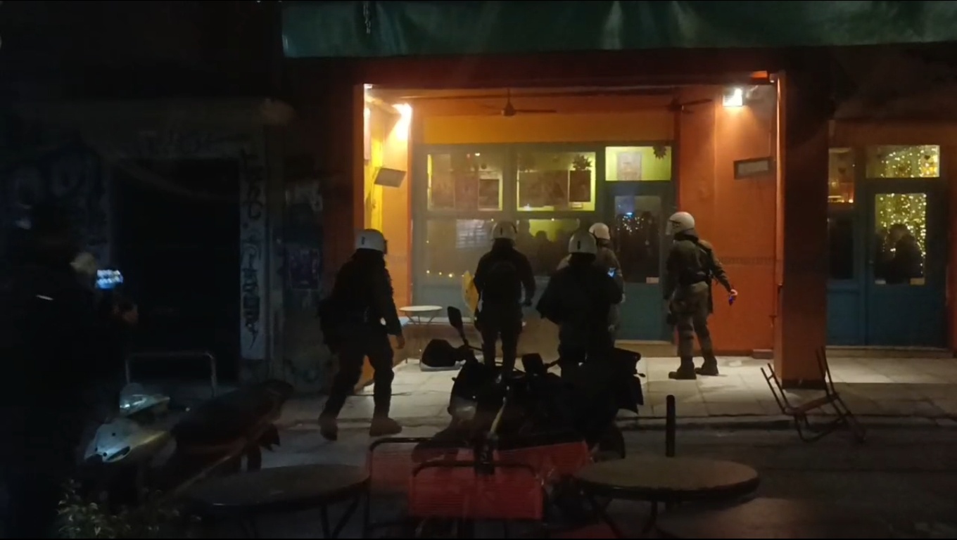 [Video] Εξάρχεια: Επίθεση των ΜΑΤ στην Κωλέττη μετά την πορεία για τη δολοφονική επίθεση στον 16χρονο