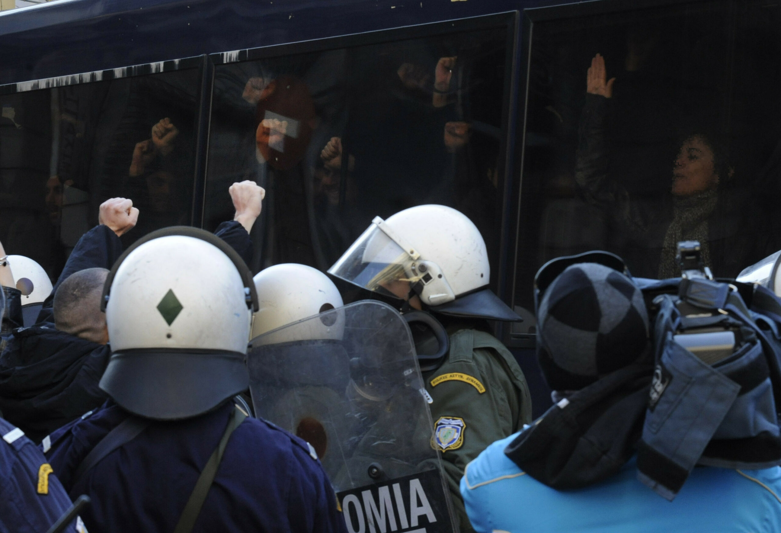 Σαν σήμερα 93 συντρόφισσες/οι ανακαταλαμβάνουν τη Villa Amalias κάτω από τη μύτη των ΜΑΤ (Βίντεο)