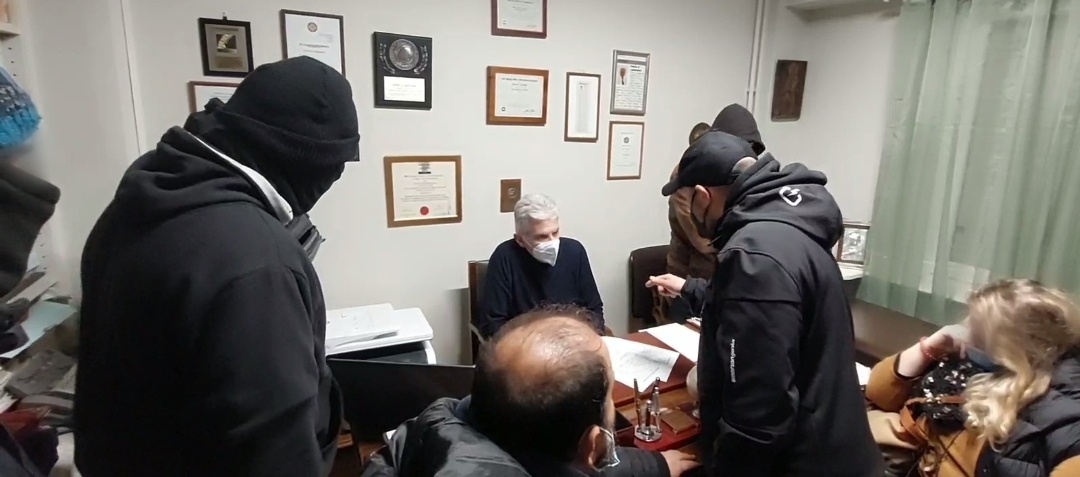 Ρουβίκωνας: Παρέμβαση σε χειρουργό [+ video]