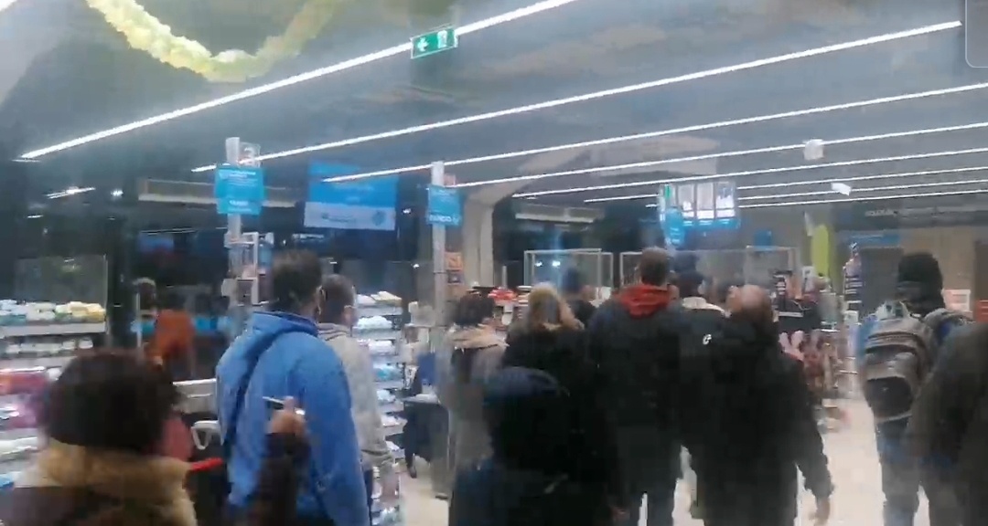 Ρουβίκωνας: Παρέμβαση σε κατάστημα ΑΒ Βασιλόπουλος