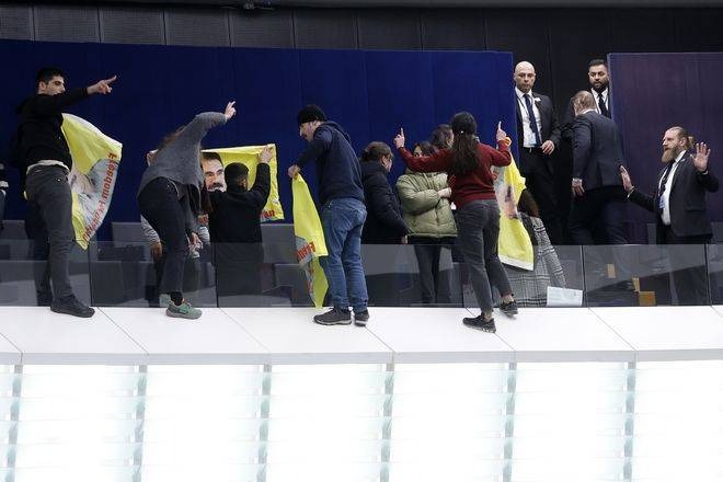 Διαμαρτυρία υπέρ του Οτσαλάν στο Ευρωκοινοβούλιο