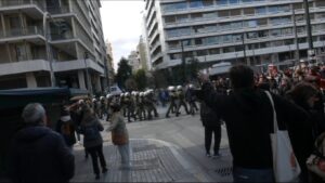 [Βίντεο] Από άλλη γωνία η απρόκλητη επίθεση των ΜΑΤ στο Σύνταγμα στην πορεία για το έγκλημα στα Τέμπη