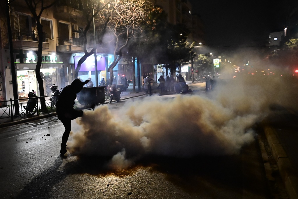 Δολοφόνοι: Το ελληνικό κράτος πενθεί για τους 57 νεκρούς στα Τέμπη πνίγοντας στα χημικά την πορεία (Βίντεο)
