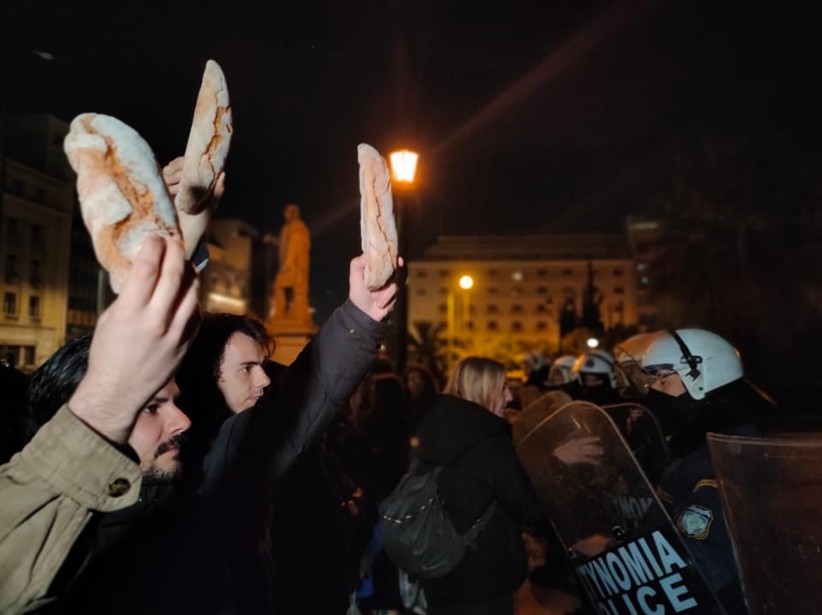 Ούτε σε πόλεμο: Απαγόρευσαν σε δικηγόρους και φοιτητές να δώσουν τρόφιμα στην Κατάληψη στην Πρυτανεία (Video)
