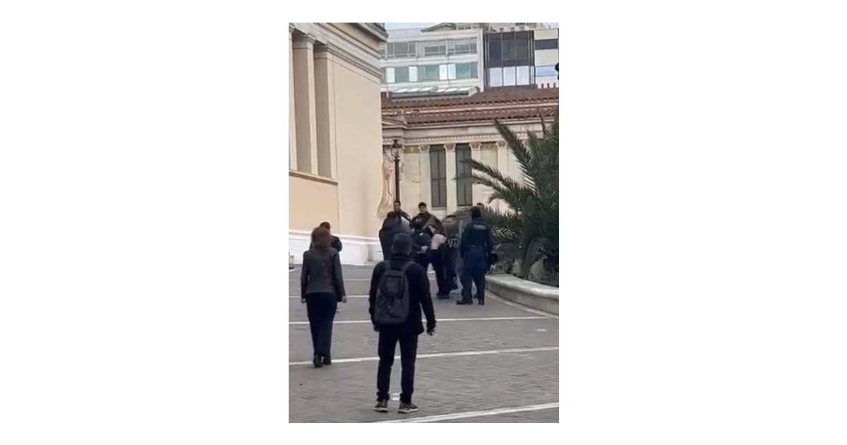 “Τι έχω κάνει;” Βίαιη προσαγωγή ανθρώπου που πήγε να δώσει τρόφιμα στην Κατάληψη στην Πρυτανεία (Βίντεο)