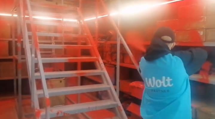Ρουβίκωνας: Παρέμβαση στην κεντρική αποθήκη της Wolt (+ video)