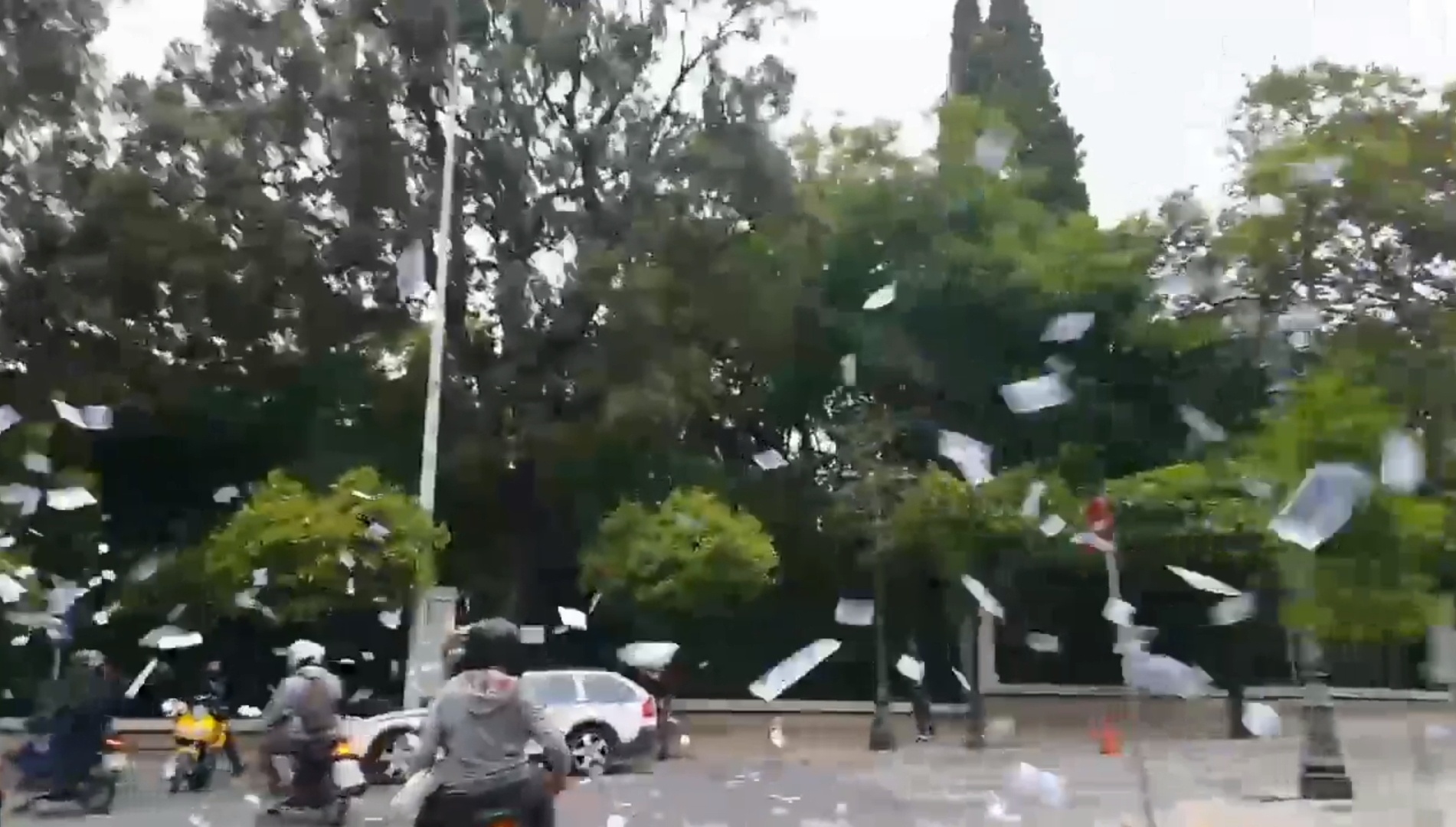 Ρουβίκωνας: Παρέμβαση έξω από το Μαξίμου για νεκρό εργάτη [+video]