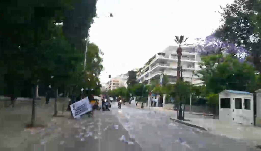 Ρουβίκωνας: Παρέμβαση έξω από το Μαξίμου