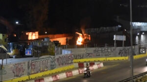 Φωτιά σε μηχανήματα εργοταξίου του μετρό μετά τις συγκρούσεις έξω απο το Αντιρατσιστικό Φεστιβάλ 8/7/2023