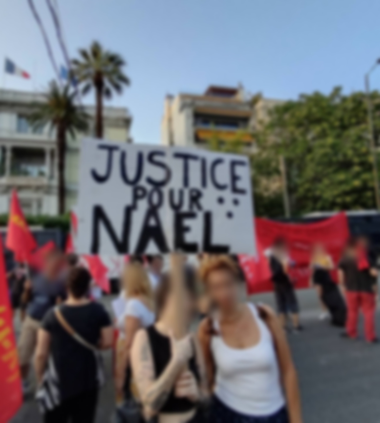 Συγκέντρωση αλληλεγγύης στην γαλλική πρεσβεία.