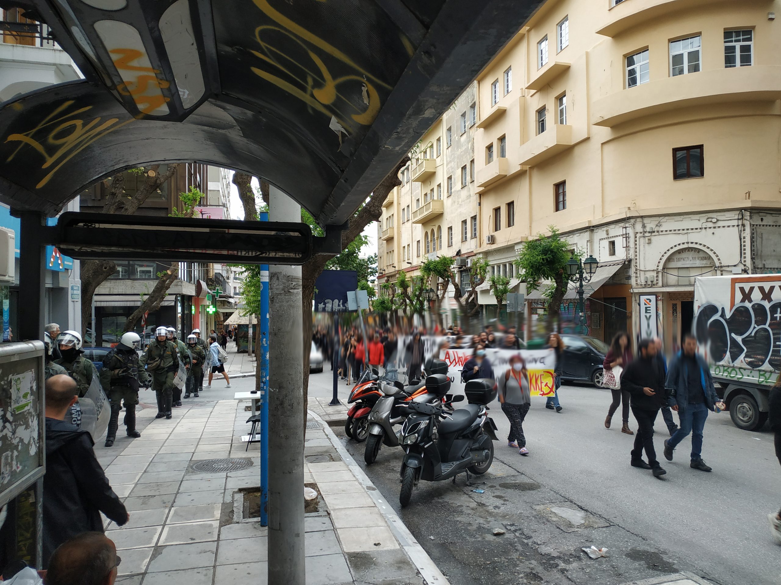 Οδός Βενιζέλου - Τα ΜΑΤ δίπλα στην πορεία