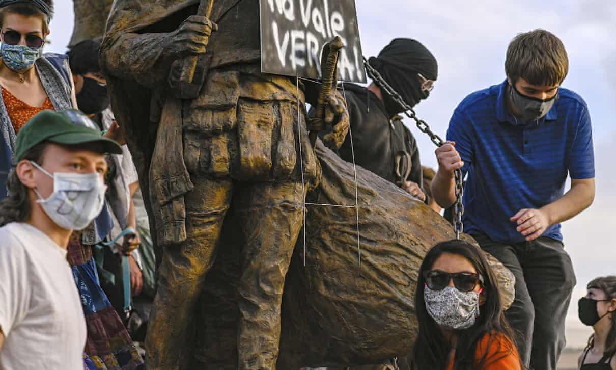 Πυρα σε διαδηλωτές στο Νέο Μεξικό που προσπαθούν να αφαιρέσουν το άγαλμα  Ισπανού  κατακτητή.