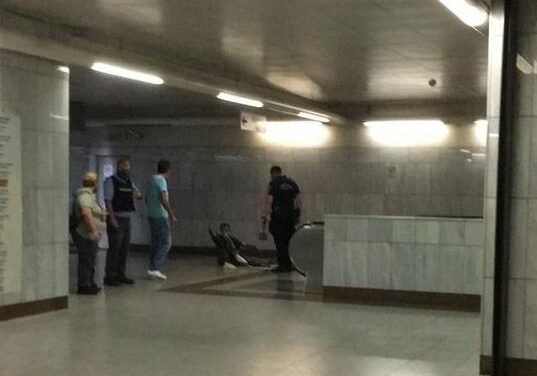 [VIDEO] Αστυνομικός κλωτσάει τραυματία με γύψο και πατερίτσες στο Μετρό