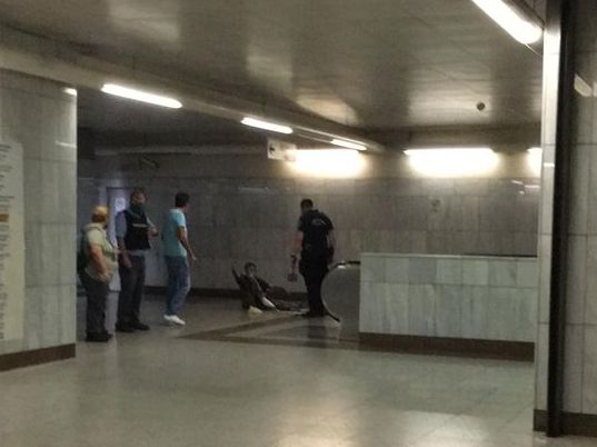 Αστυνομικός κλωτσά τραυματία στο Μετρό