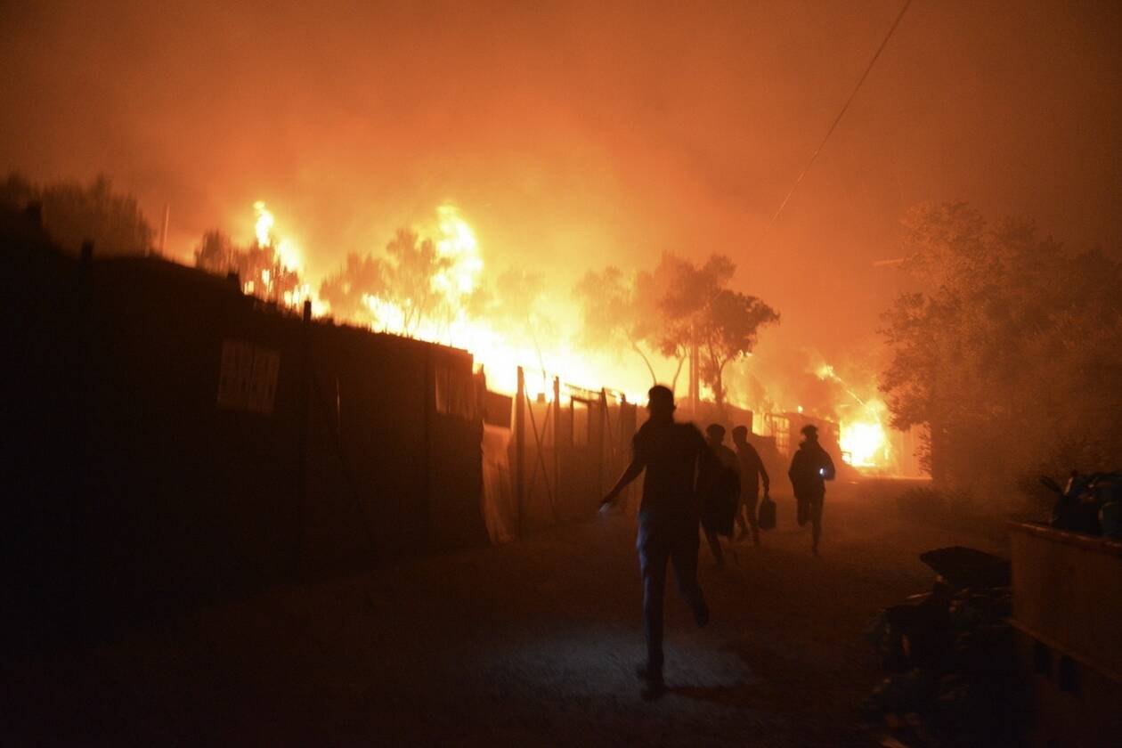 Φωτιά στο ΚΥΤ της Μόριας – Χιλιάδες μετανάστες διασκορπισμένοι