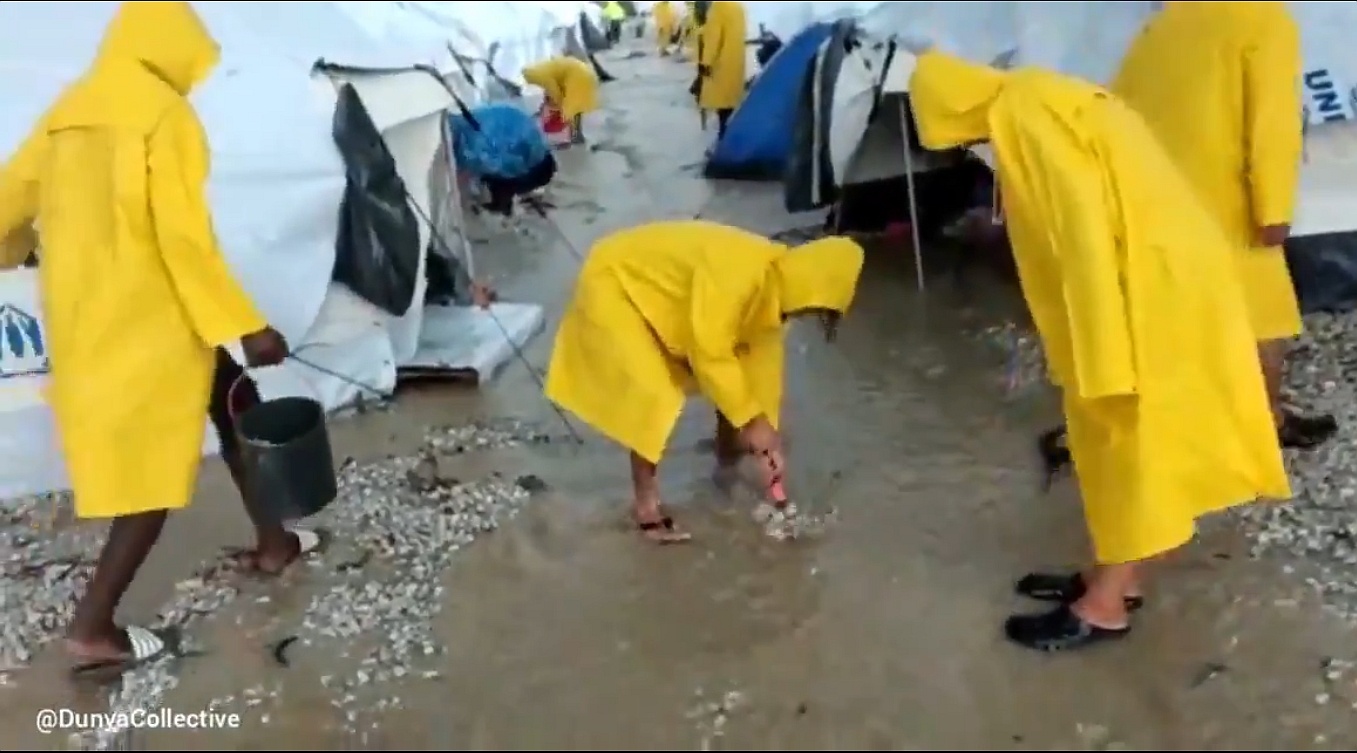 [Video] Εικόνες ντροπής στο Καρά Τεπέ της Λέσβου – Πλημμύρισαν οι σκηνές των προσφύγων
