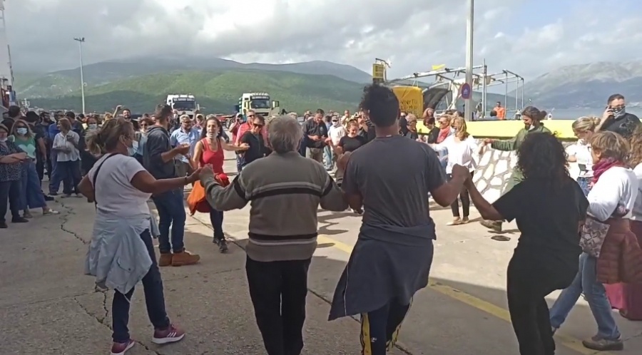 Σάμη Κεφαλλονιάς: Οι κάτοικοι διώχνουν τα ΜΑΤ και το ρίχνουν στον χορό! (video)