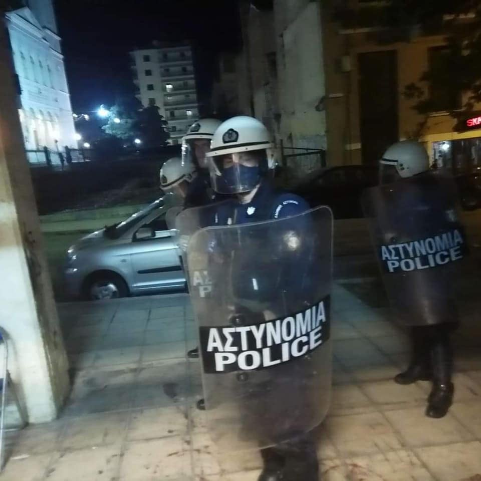 [Video] Κρεσέντο αστυνομικής βίας στην Πάτρα (1η μέρα lockdown). Στο παραπάνω βίντεο αποτυπώνεται η επίθεση διμοιρίας των ΜΑΤ