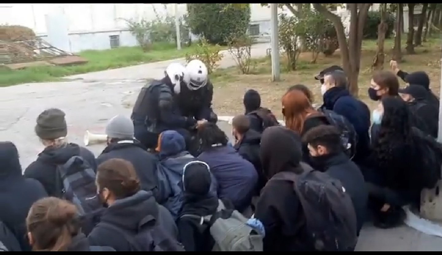 Εισβολή της αστυνομίας στο Πολυτεχνείο – Συγκέντρωση αλληλεγγύης στην πλατεία Εξαρχείων (φωτογραφίες και video)