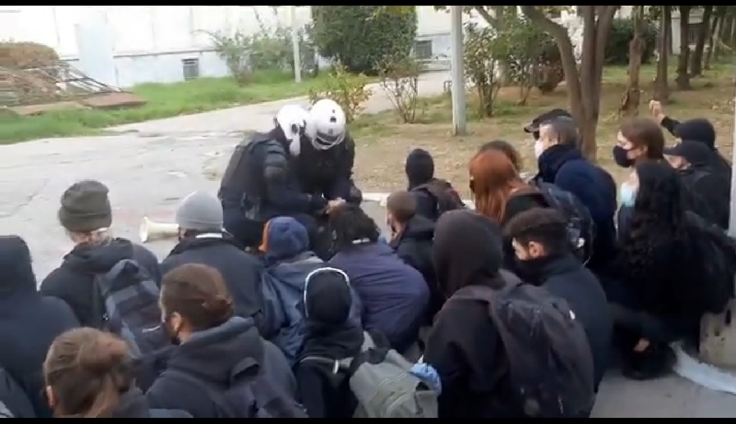 Εισβολή αστυνομίας στο Πολυτεχνείο