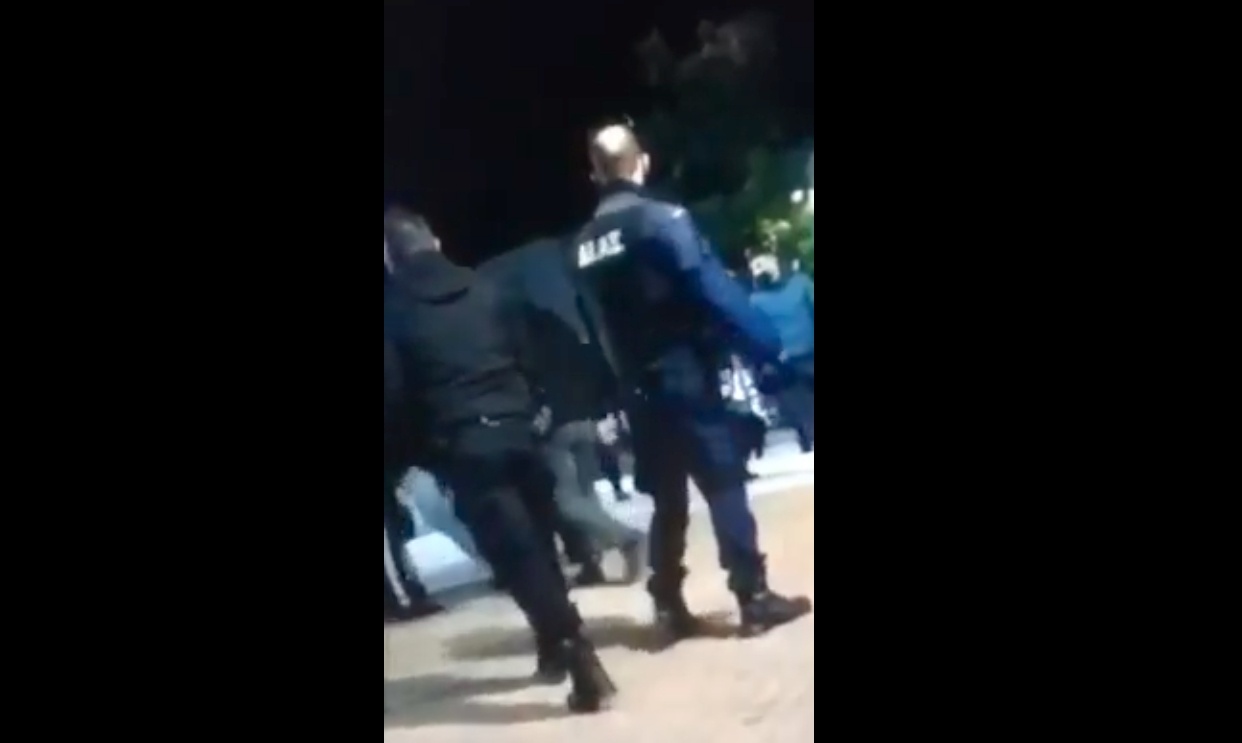 [Video] Επίθεση της αστυνομίας σε πλατεία της Ξάνθης