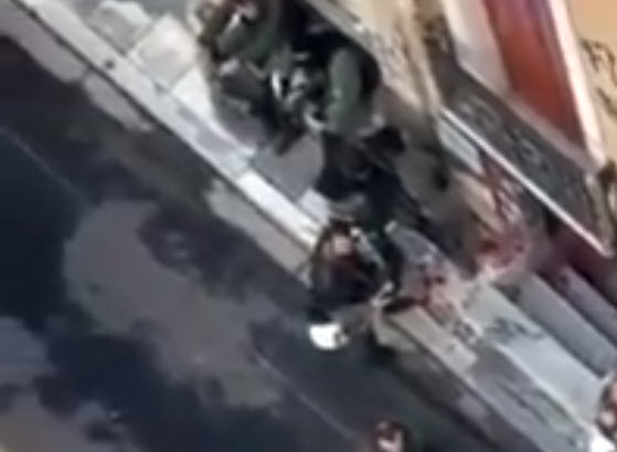 Αστυνομικοί ασχημονούν στο μνημείο του Γρηγορόπουλου