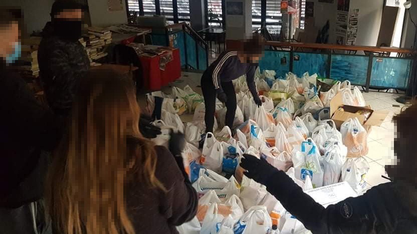 Ρουβίκωνας, διανομή τροφίμων σε δημοτικά σχολεία