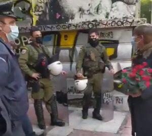Αστυνομικοί εμποδίζουν πολίτες να καταθέσουν λουλούδια στο μνημείο