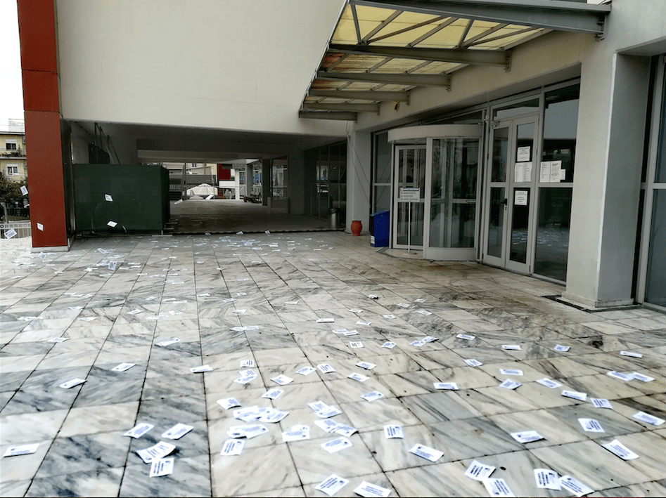 Ρουβίκωνας: Παρέμβαση στο δημαρχείο Περιστερίου
