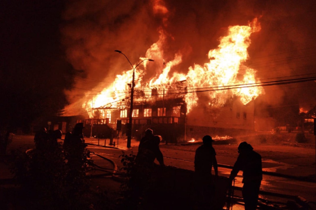 Χιλή: Κυβερνητικά κτίρια πυρπολήθηκαν μετά από νέα δολοφονία της αστυνομίας