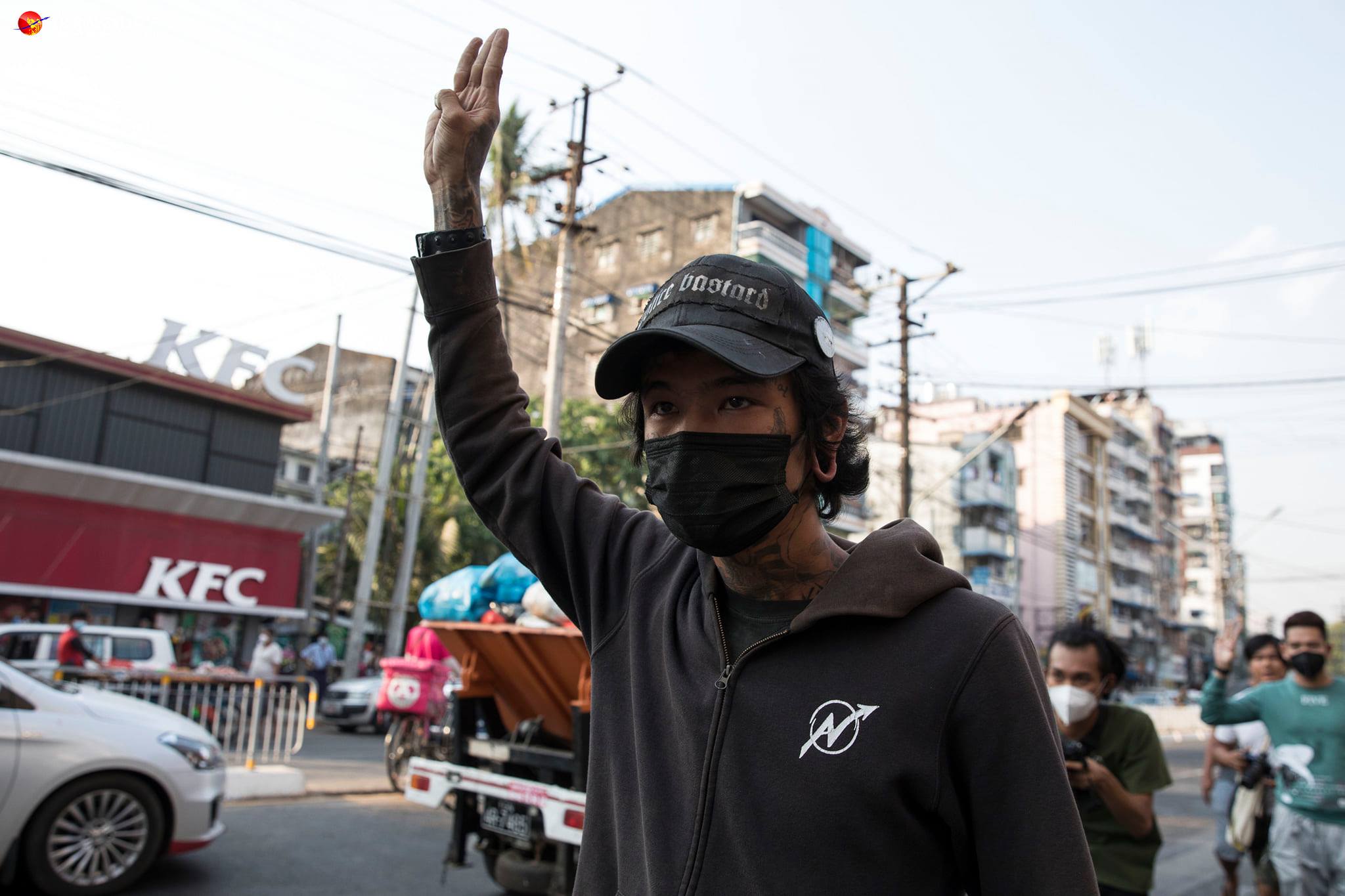 «Μπλέξατε με τη λάθος γενιά»: οι νέοι που αντιστέκονται στον στρατό της Μιανμάρ