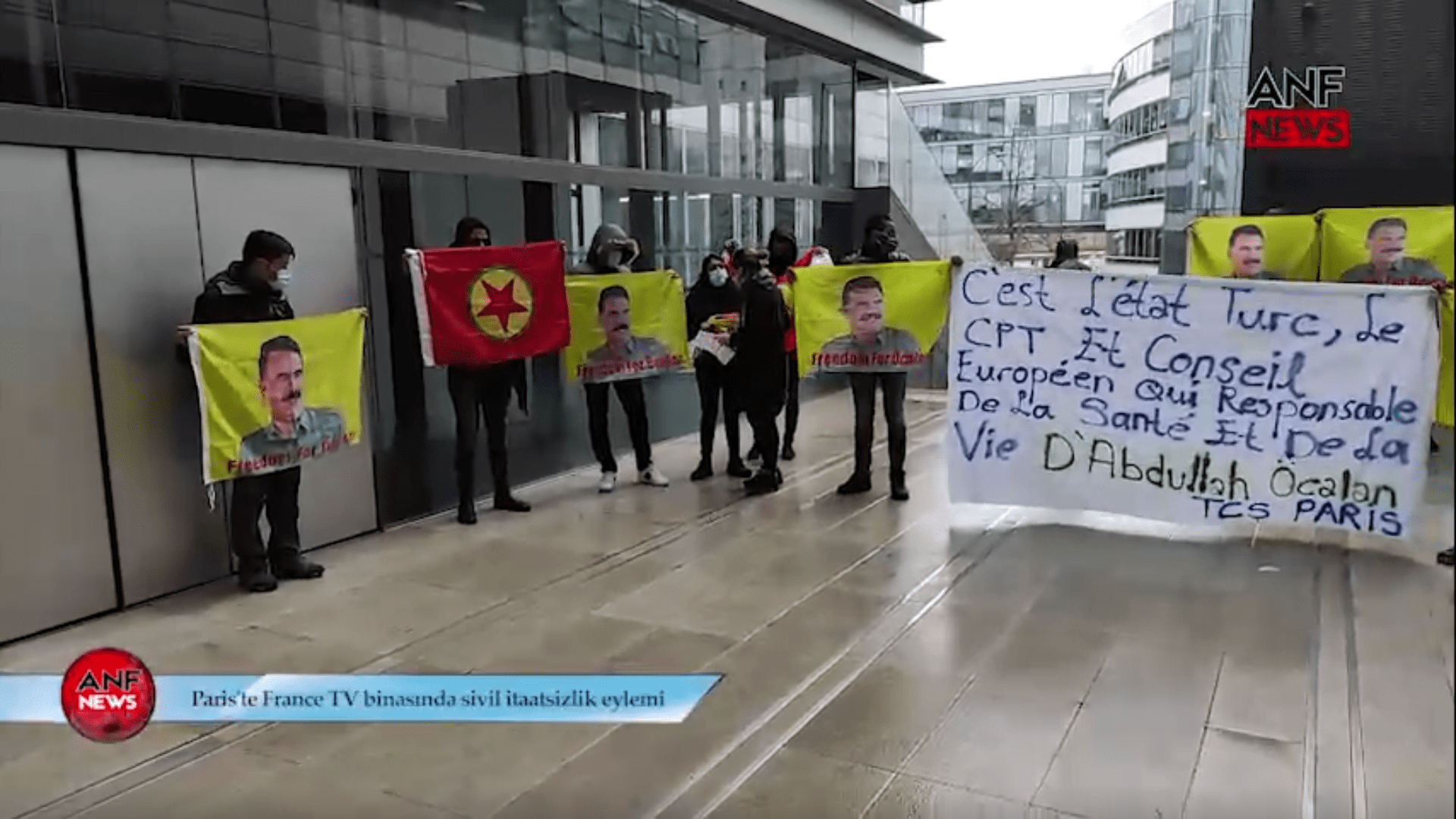 Παρέμβαση Κούρδων αγωνιστών στο France TV για τον Οτσαλάν Στο Παρίσι, μέλη του κουρδικού κινήματος νεολαίας πραγματοποίησαν πολιτική παρέμβαση στις εγκαταστάσεις της France Télévisions