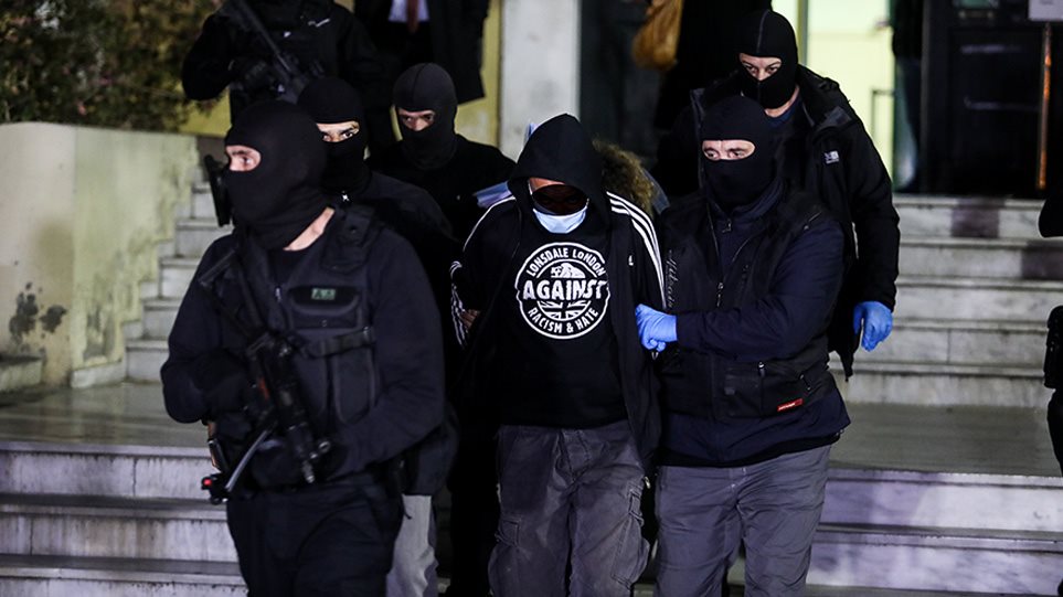 ινδιάνοςς Ο «Ινδιάνος» στο στόχαστρο μιας αποδεδειγμένης σκευωρίας. Σε βίντεο που κατέγραψαν οι κάμερες ασφαλείας στην Ελευσίνα φαίνεται ο «Ινδιάνος».