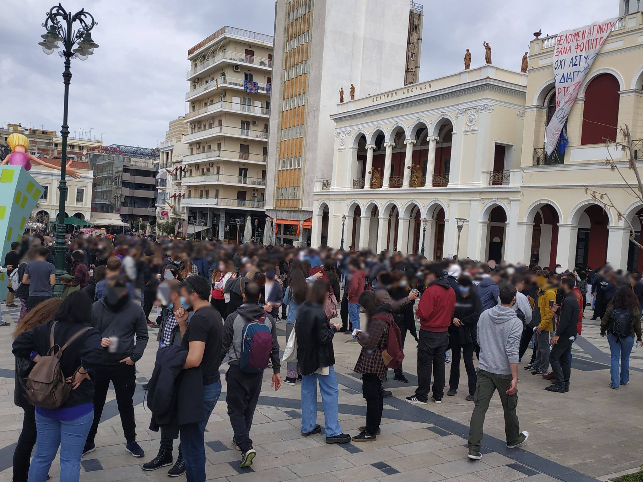 Πάτρα | Ανταπόκριση από την αντικατασταλτική πορεία. Πολύ μαζική ήταν η συγκέντρωση-πορεία στην Πάτρα που πραγματοποιήθηκε σήμερα.