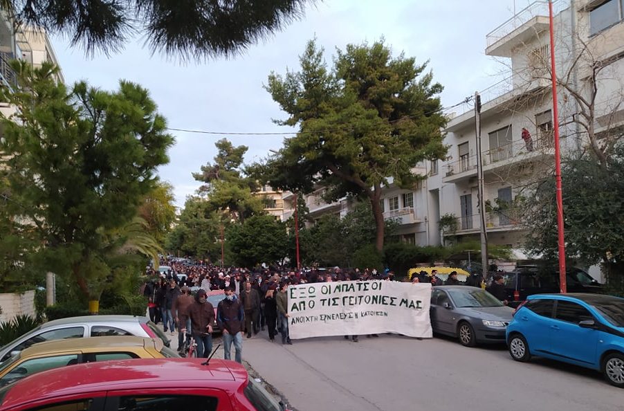 Video από τη μεγάλη πορεία στη Νέα Σμύρνη μετά το κρεσέντο αστυνομικής βίας