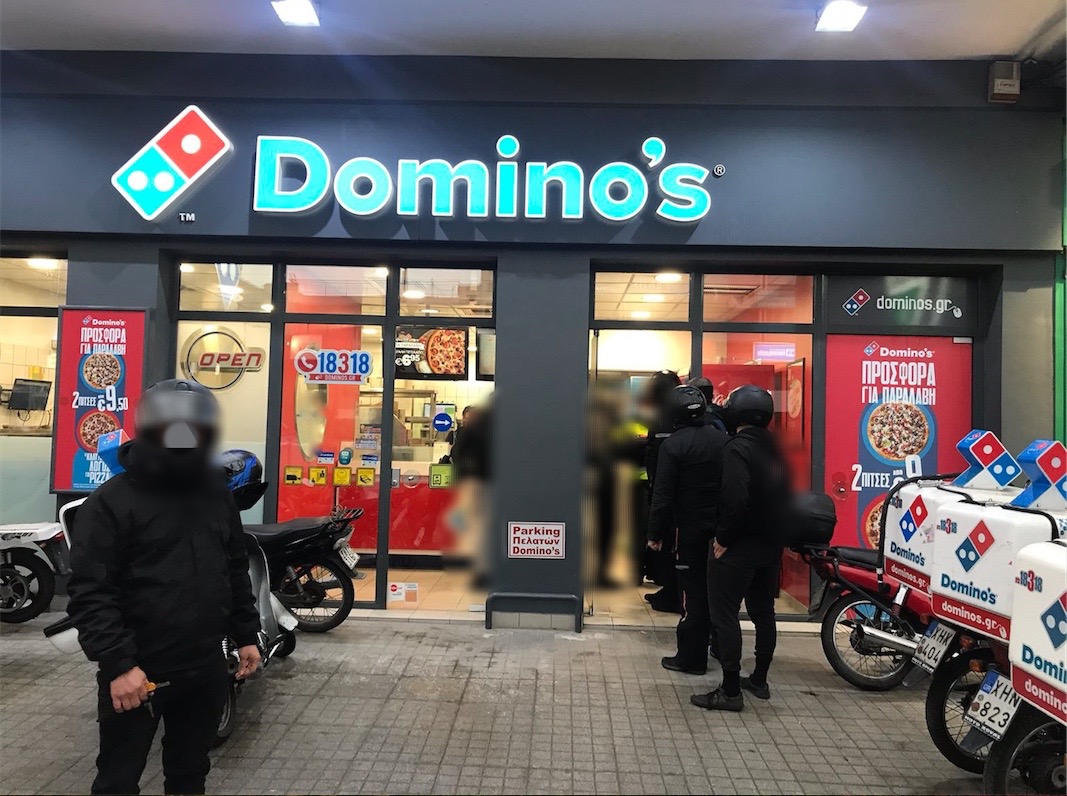 Ρουβίκωνας: Παρέμβαση στη Domino’s στην Αγία Παρασκευή