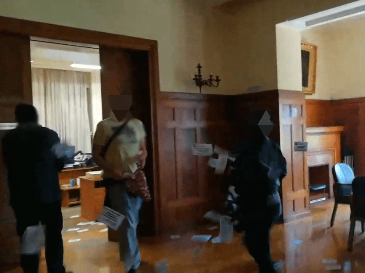 Παρέμβαση στη διοίκηση των Αρσακείων