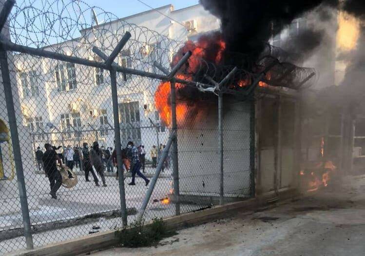 μετανάστ(ρι)ες