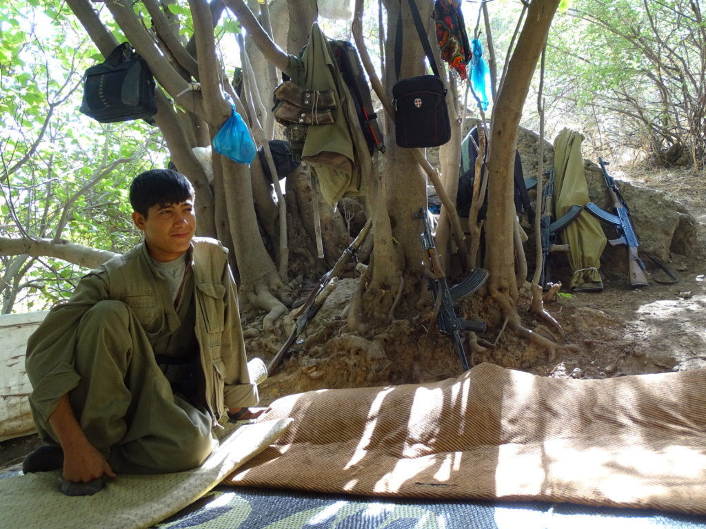 Μέλος του PKK σε προσωρινό στρατόπεδο κάτω από δέντρα στα Όρη Qandil 
