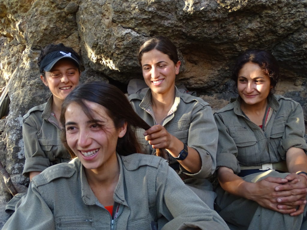 Μέλη του PKK χτενίζουν η μια τα μαλλιά της άλλης στη σπηλιά Şehit Mazda, κάπου στα Όρη Qandil 