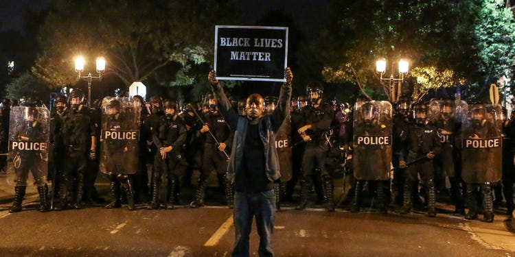 Οι διαδηλωτές του Black Lives Matter αντιμετωπίζουν κατηγορίες για κακούργημα ένα χρόνο μετά τις εξεγέρσεις