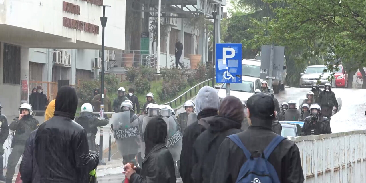 Επίθεση της αστυνομίας στο ΑΠΘ κι εκδίωξή της από φοιτητές [VIDEO]