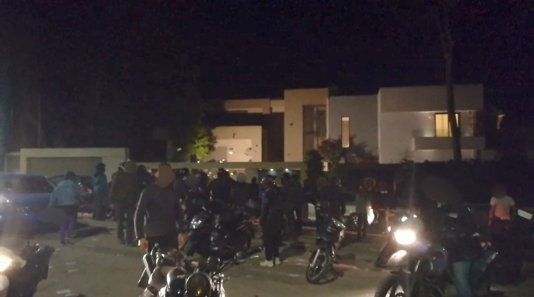 stassis 1 Ρουβίκωνας: Συγκέντρωση έξω από το σπίτ