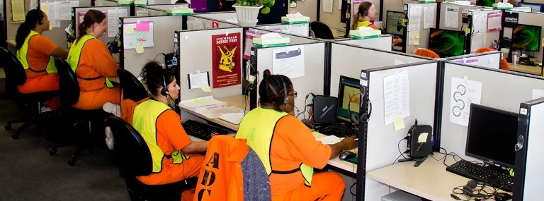 Η Big Τech δημιουργεί σύγχρονους σκλάβους στις φυλακές