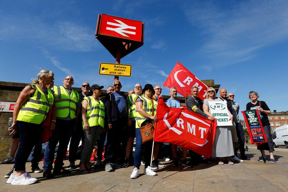 Απεργία με συμμετοχή 40.000 εργαζομένων στους σιδηροδρόμους της Μεγάλης Βρετανίας
