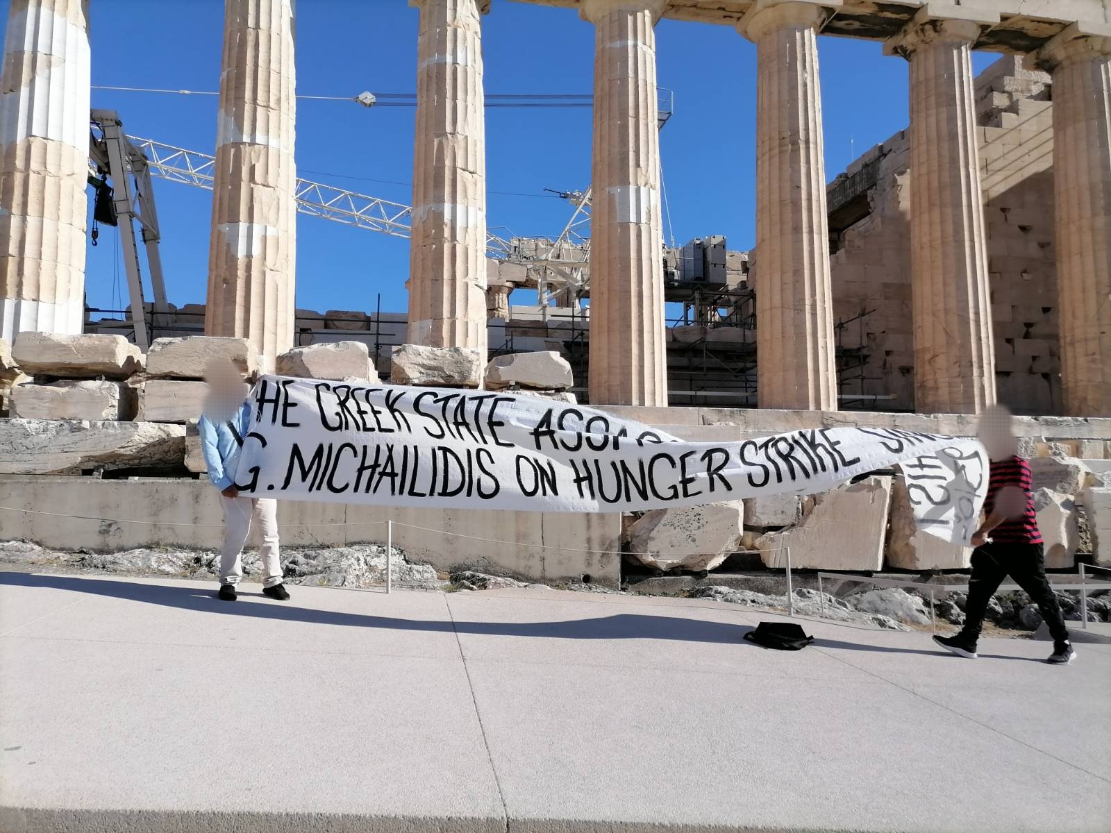 Ρουβίκωνας: Παρέμβαση στην Ακρόπολη για τον αναρχικό απεργό πείνας Γ. Μιχαηλίδη
