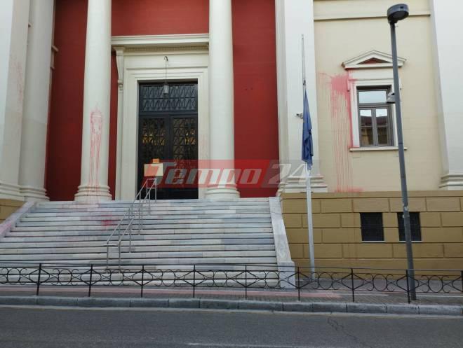 Πάτρα | Επίθεση με μπογιές στο Δικαστικό Μέγαρο για τον αναρχικό απεργό πείνας Γ. Μιχαηλίδη. Το βράδυ της Δευτέρας 11/7 επιτεθήκαμε [...]