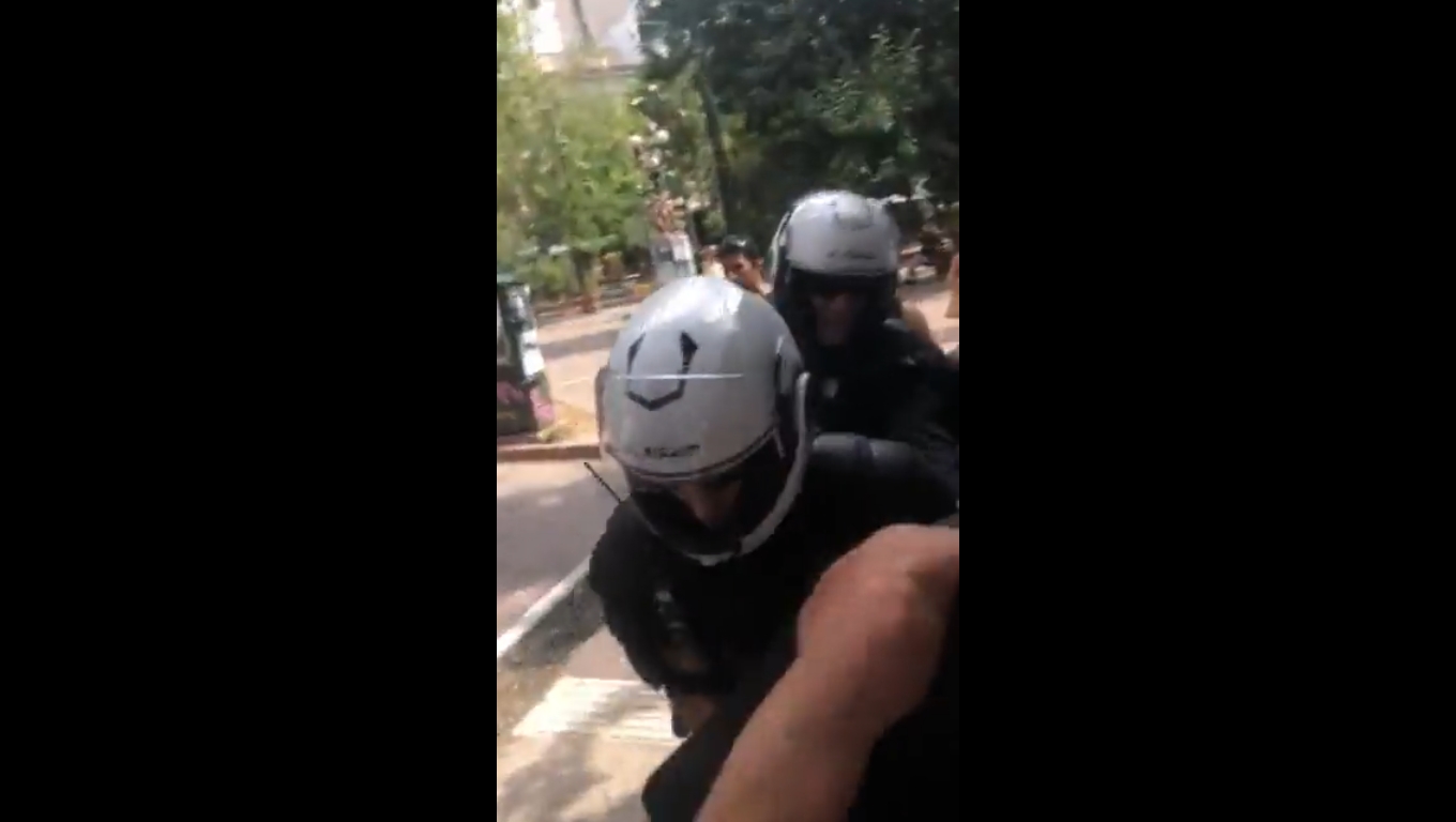 [Video] Απαγωγή ατόμου από συμμορία στην πλατεία Εξαρχείων μέρα μεσημέρι